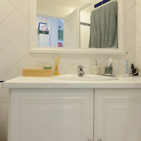 Newly Renovated In Trocadero